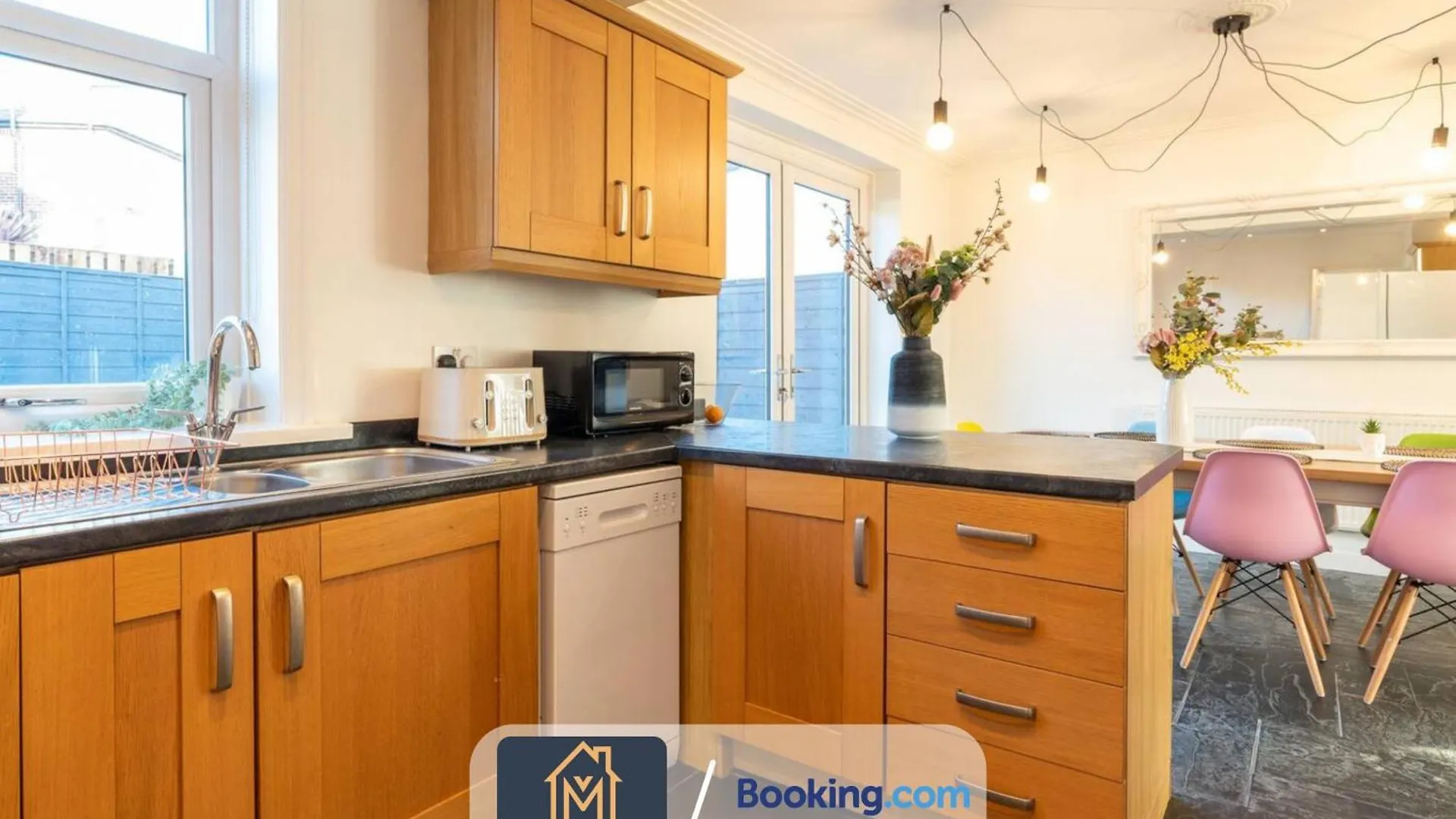 Casa de Férias Large Modern 6 Bedroom House By Movida Property Group Short Lets & Serviced Accommodation With Games Room Leeds  Reino Unido