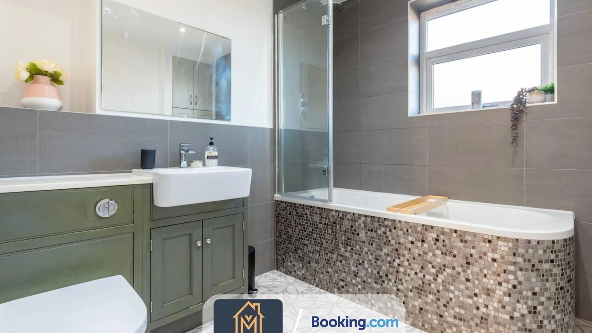 Large Modern 6 Bedroom House By Movida Property Group Short Lets & Serviced Accommodation With Games Room Leeds  Casa de Férias Leeds (West Yorkshire)