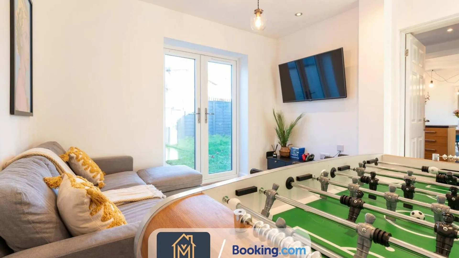 Large Modern 6 Bedroom House By Movida Property Group Short Lets & Serviced Accommodation With Games Room Leeds  Casa de Férias Leeds (West Yorkshire)