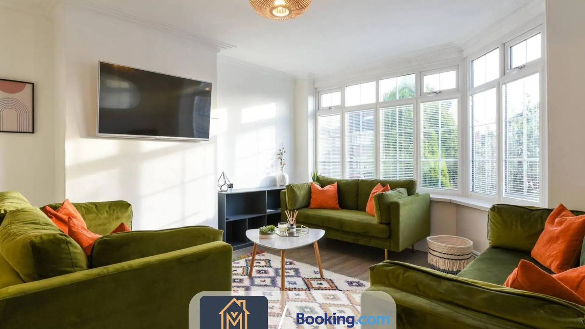 Large Modern 6 Bedroom House By Movida Property Group Short Lets & Serviced Accommodation With Games Room Leeds  Casa de Férias