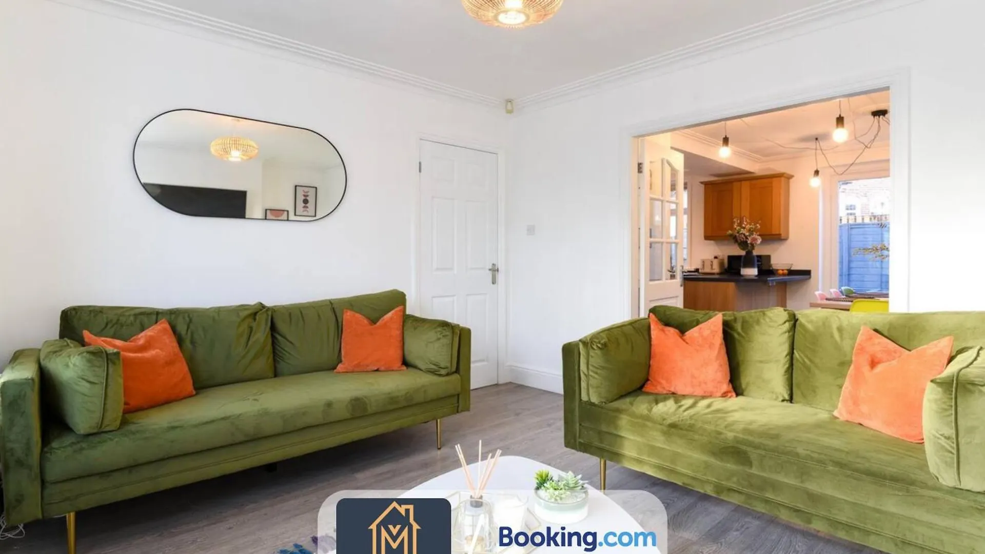 Large Modern 6 Bedroom House By Movida Property Group Short Lets & Serviced Accommodation With Games Room Λιντς