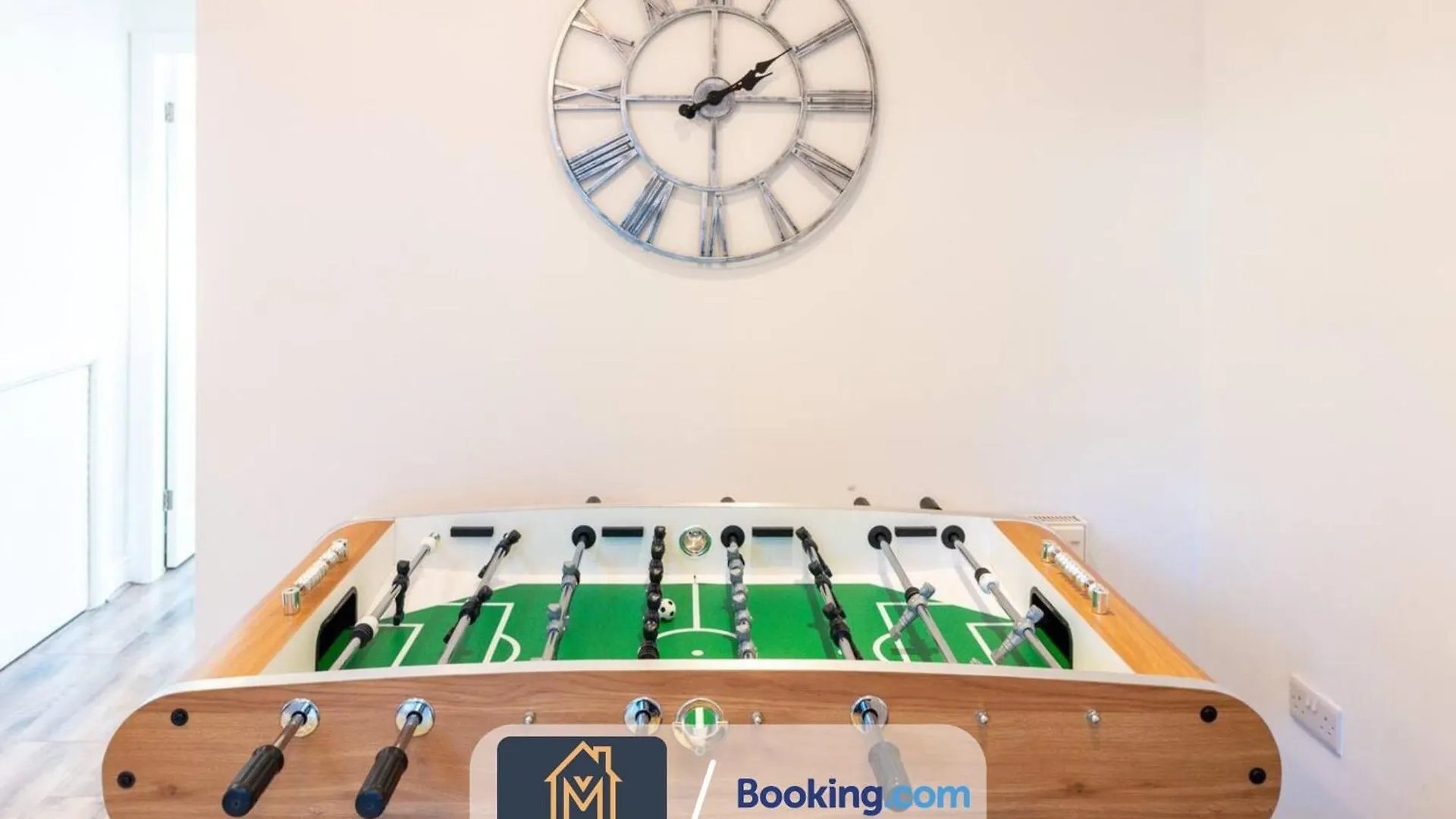 Large Modern 6 Bedroom House By Movida Property Group Short Lets & Serviced Accommodation With Games Room Λιντς 0*,